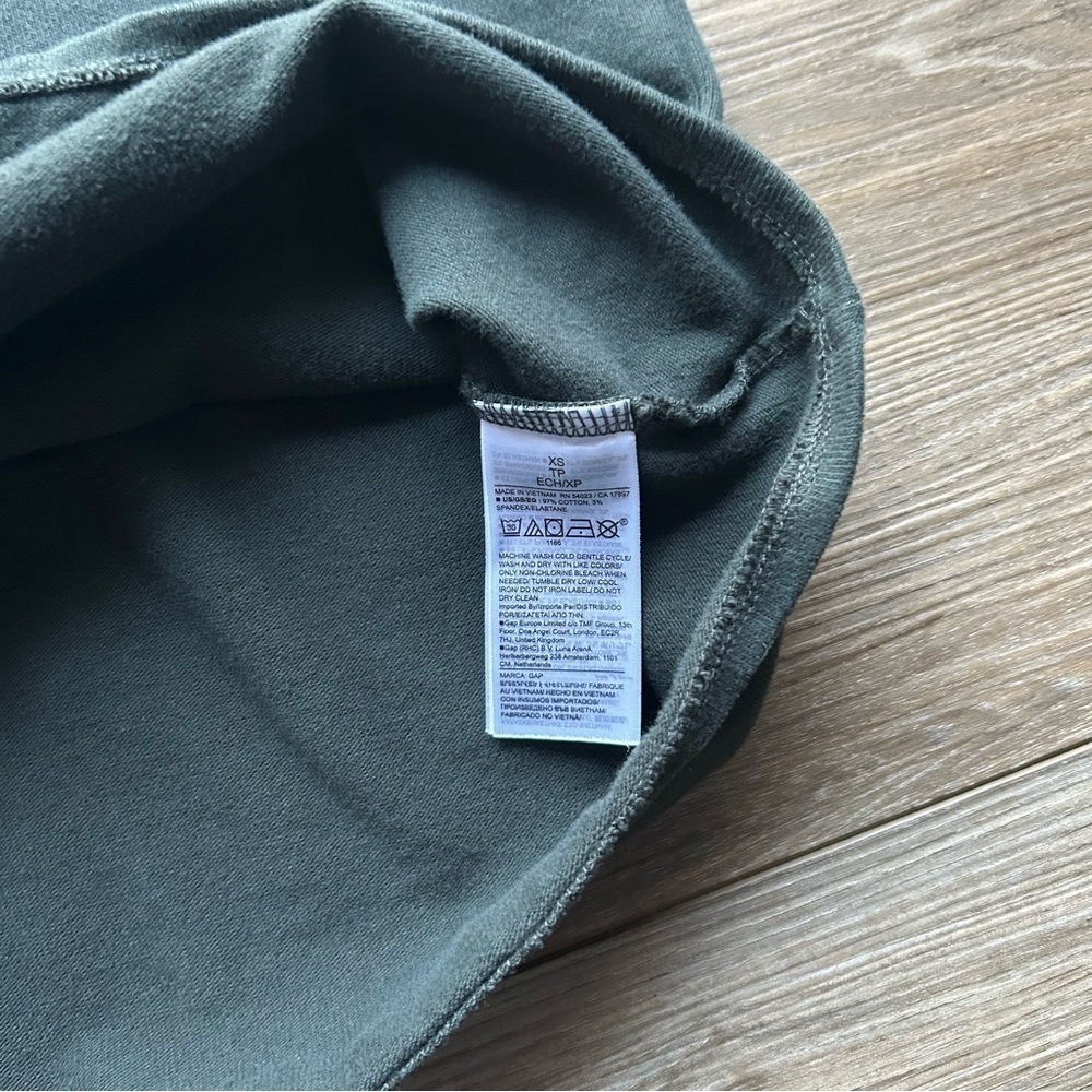 Gap | Button Down Jersey Shirt Jacket in Evergreen (X-Small) - Picture 8 of 9
